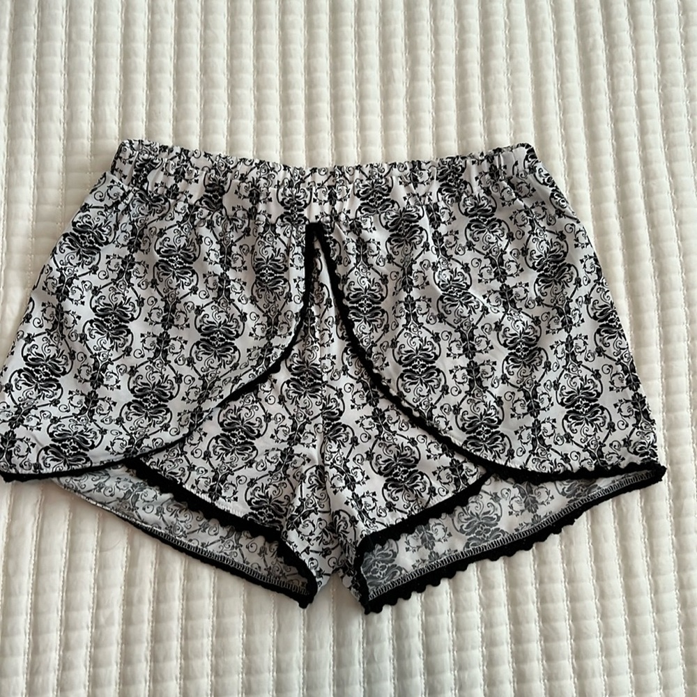 Black and white print trendy petal shorts